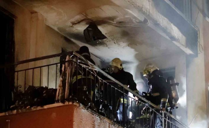 Balkona stoklanan cep telefonu bataryaları bomba gibi patladı, mahalleli sokağa döküldü