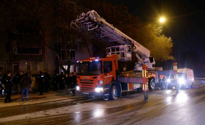 Balkonda çıkan yangın bina sekinlerini sokağa döktü