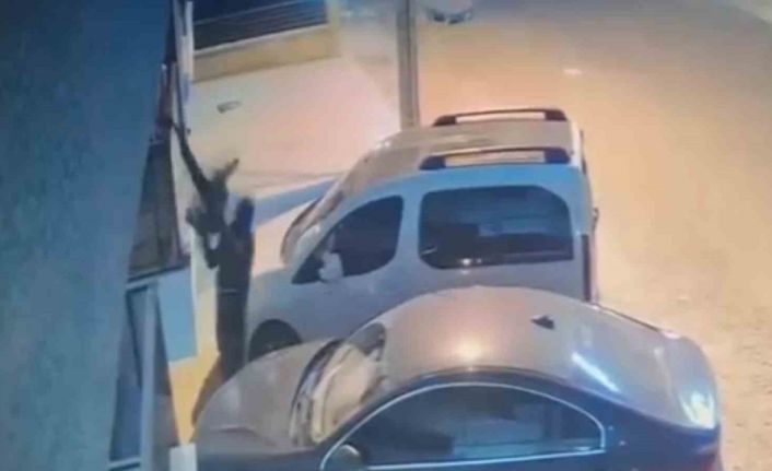 Balkondan kıyafet çalan hırsız kamerada