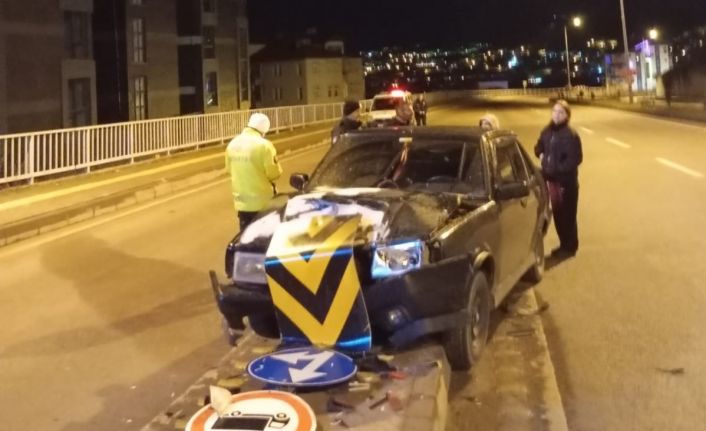 Bartın’da kontrolden çıkan otomobil refüje çıktı