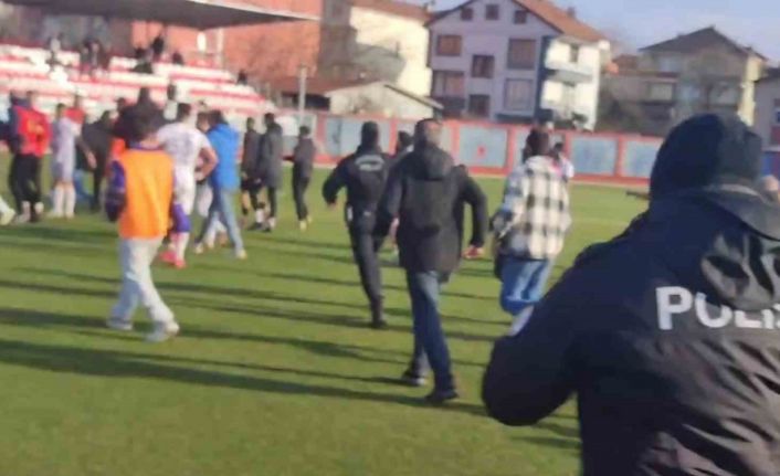 Bartın’da maçın bitiş düdüğüyle saha karıştı