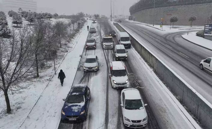Başakşehir’de sürücülerin zorlu yolculuğu havadan görüntülendi