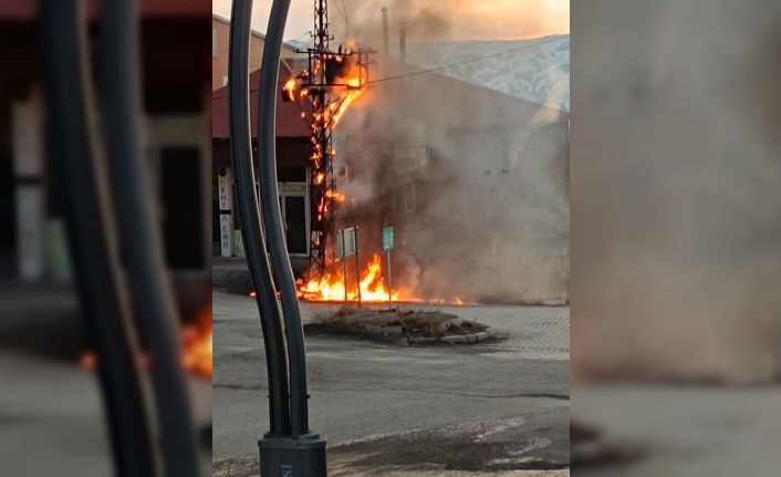 Başkale’de elektrik direği alevlere teslim oldu