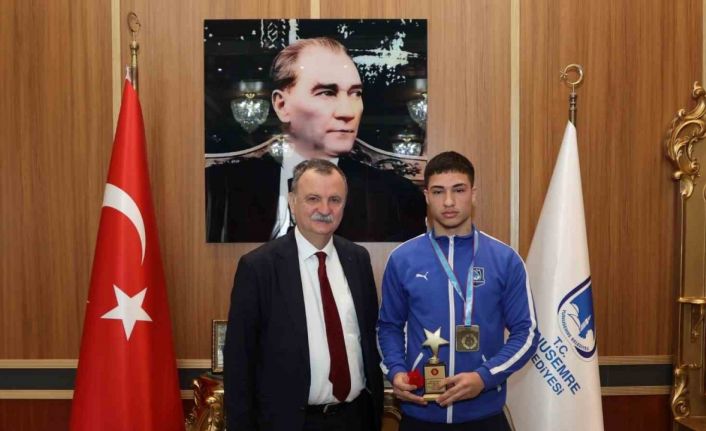 Başkan Balaban’dan Yunusemre’nin altın çocuğuna ödül