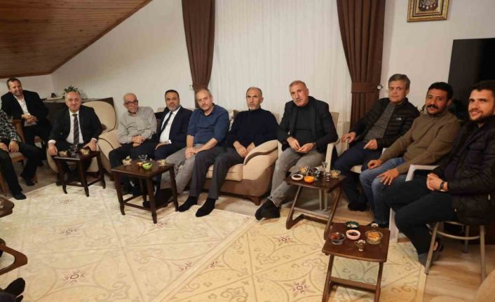 Başkan Bıyık, umreden dönen vatandaşları ziyaret etti