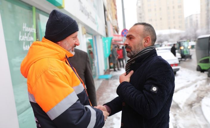 Başkan Çolakbayrakdar: "Yoğun kar yağışına karşı 3 vardiyalı 24 saat çalışıyoruz"
