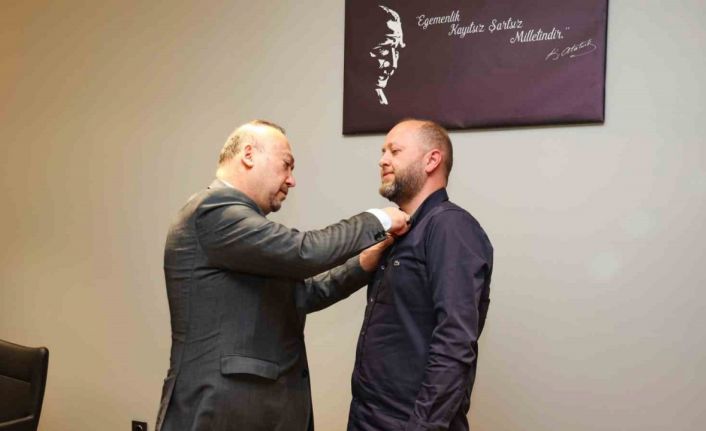 Başkan Yalım seçimde rakibi olan başkan adayına CHP rozetini bizzat kendisi taktı