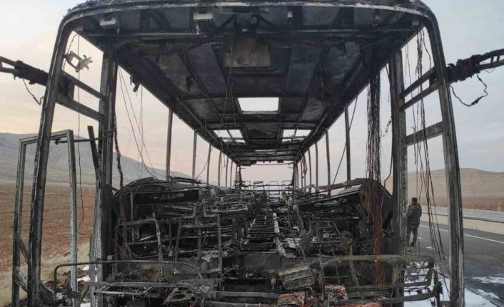 Batman’da seyir halindeki otobüs alev alev yandı