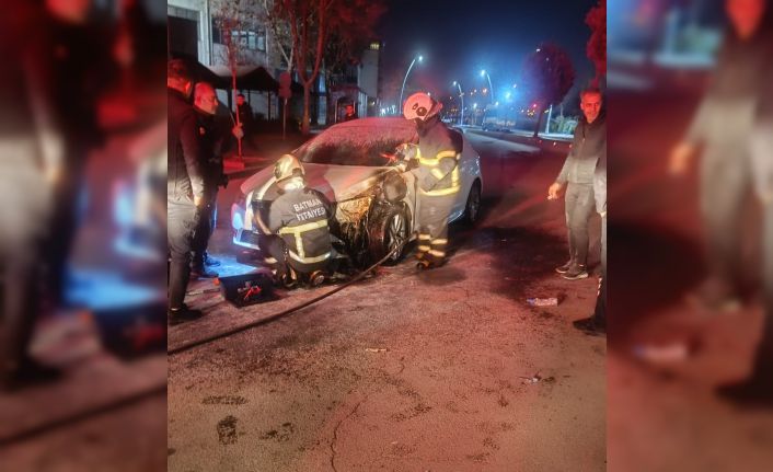 Batman’da seyir halindeki otomobil yandı