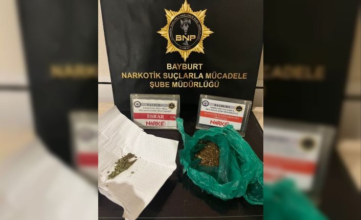 Bayburt’ta 2 şahsın üzerinden çıkan bir miktar uyuşturucu maddeye el konuldu