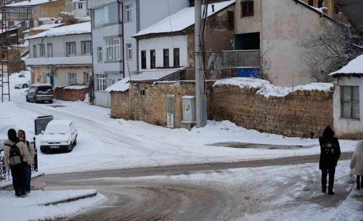Bayburt’ta etkili olan kar yağışı sonrası kent beyaz örtüyle kaplandı