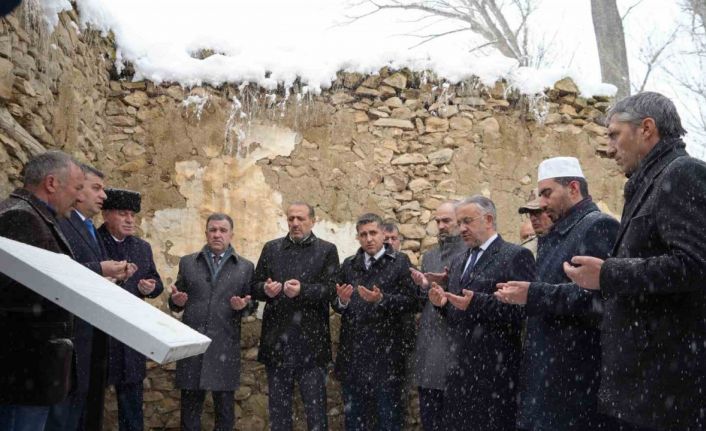 Bayburt’ta milli kahramanlar kar yağışı altında dualarla anıldı