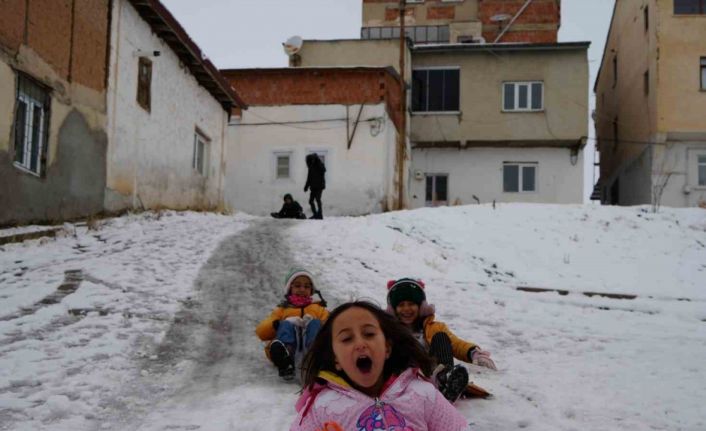 Bayburt’ta yoğun kar nedeniyle okullar tatil edildi