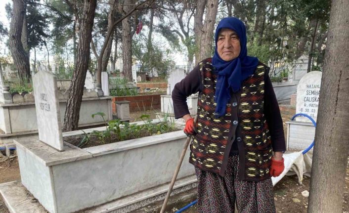 Belediyeden izin alıp 20 yıldır her gün mezarlığa gelerek temizlik yapıyor