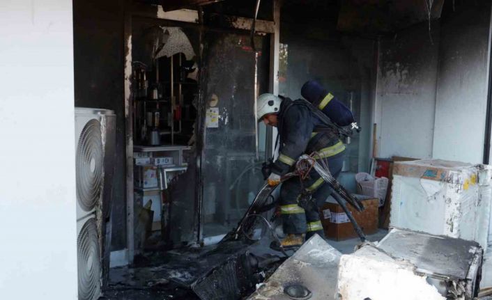 Beyaz eşya mağazasında çıkan yangında ürünler zarar gördü