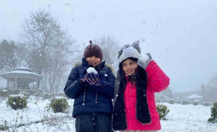 Beyaza bürünen Çamlıca Tepesi’nde kar yeniden başladı