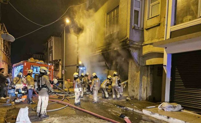 Beyoğlu’nda 3 katlı binada yangın paniği: Vatandaşlar can havliyle kaçtı