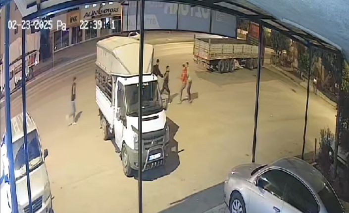 Bıçakla öldürülen gence saldırı anları güvenlik kamerasında