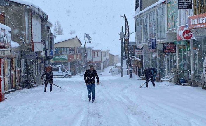 Bingöl’de kar esareti: Araçlar kar yığını altında kaldı