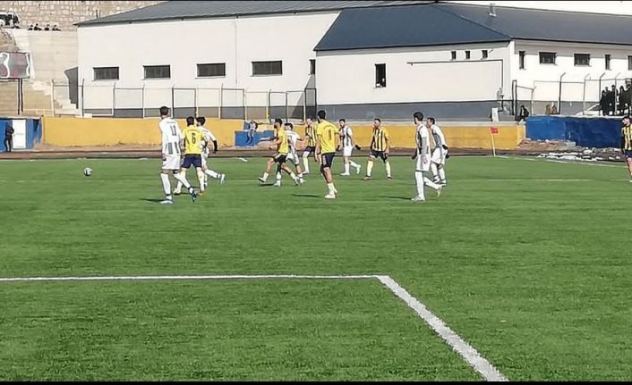 Bitlis Özgüzelderespor rakibine yarım düzene gol attı