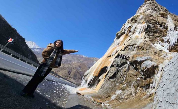 Bitlis’in simgelerinden ’Deliklitaş’ buzla kaplandı