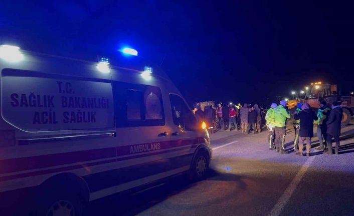 Bitlis’te kaçak göçmen taşıyan tırın gizli bölmesi çöktü: 1 ölü, 4 yaralı