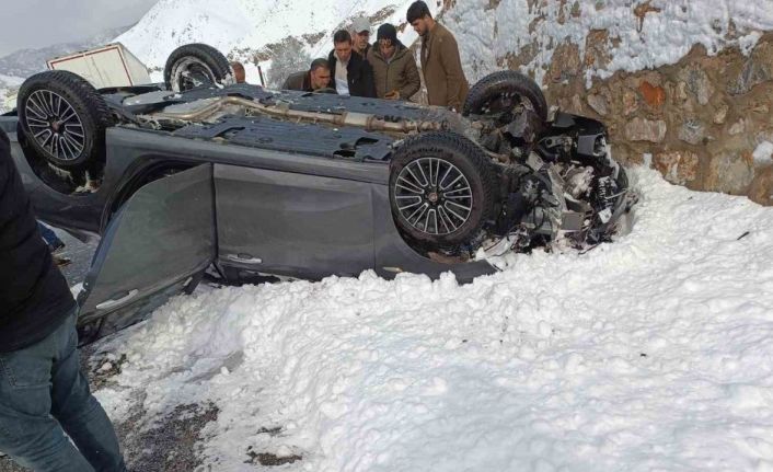 Bitlis’te otomobil takla attı: 2 yaralı