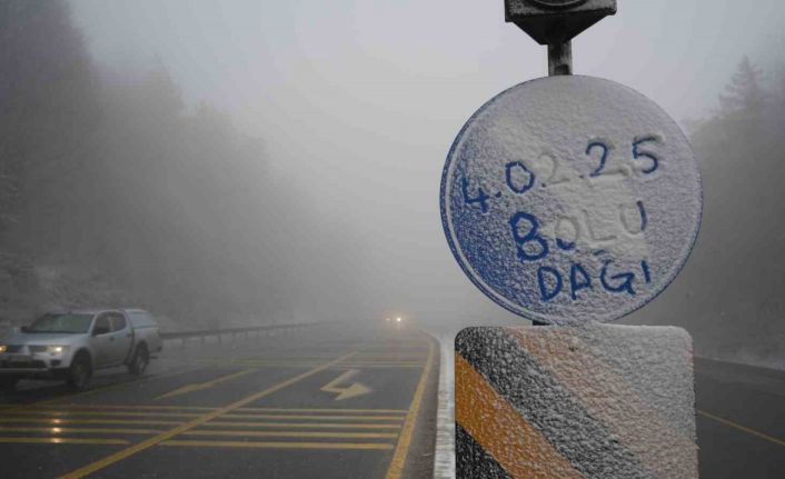 Bolu Dağı’nda kar ve sis etkili oluyor: Görüş mesafesi 35 metreye düştü