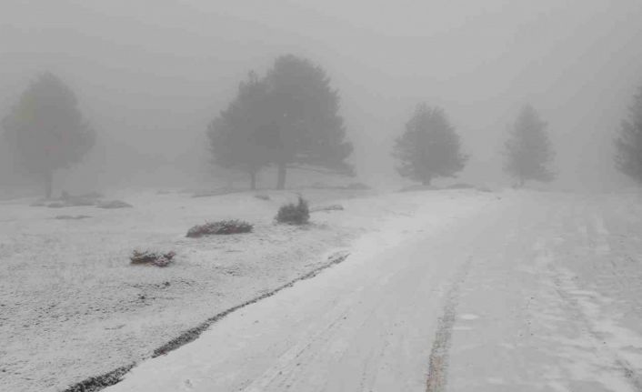 Bolu’nun yükseklerinde kar kalınlığı 5 santimetreye ulaştı