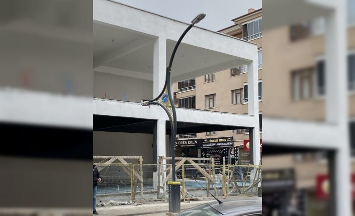 Boya ustası merdiven boşluğundan zemine düştü