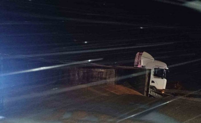 Buğday yüklü tır devrildi, Sivas-Kayseri karayolu trafiğe kapandı