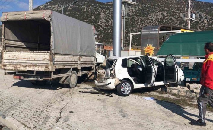 Burdur’da kamyonet ile otomobil çarpıştı: 4 yaralı