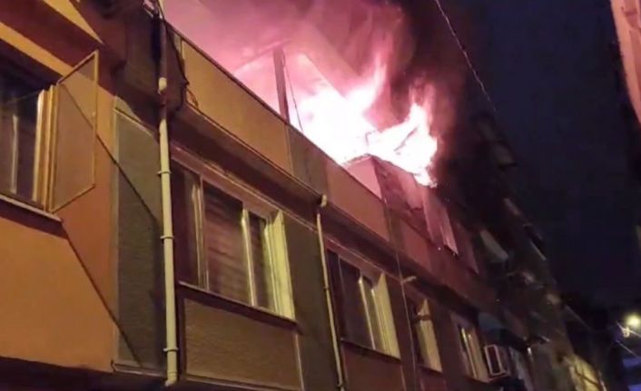 Bursa’da korkutan yangın: Alevlerle mücadele eden ekiplerin üzerine elektrik teli düştü