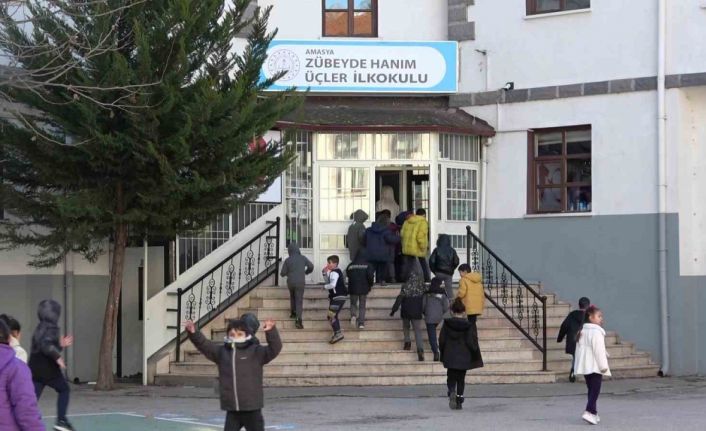 Bütün okul yağan karın altında oynadı, valilik o görüntüleri paylaştı