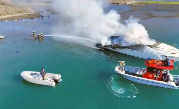 Büyükşehir acil müdahale teknesinden yat yangınına müdahale