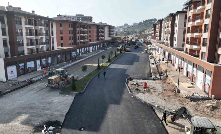 Büyükşehir yapımı biten konutların yollarını asfaltlıyor