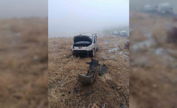 Buzlu yolda kayan araç şarampole devrildi: 2 yaralı