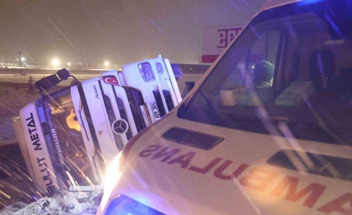 Buzlu yolda kayan tır şarampole devrildi: 1 yaralı