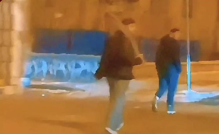 Cadde ortasındaki kılıçlı gençler yakalandı