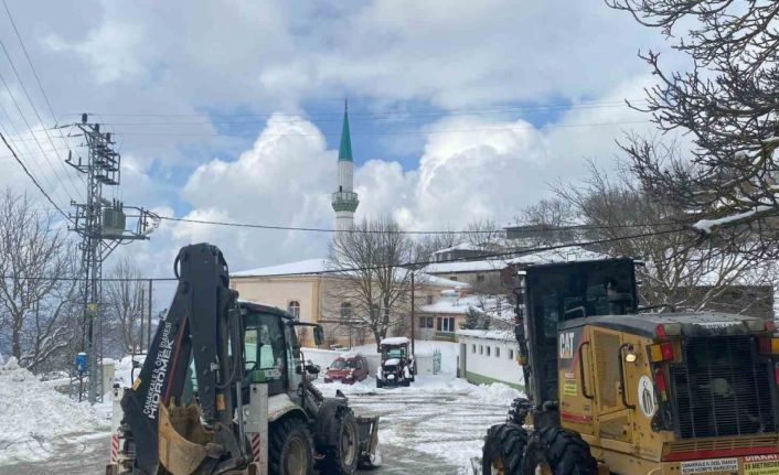 Çanakkale’de kar yağışı nedeniyle ulaşıma kapanan 25 köy yolu açıldı