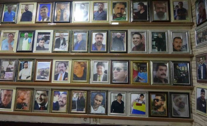 Çay ocağının duvarlarını deprem şehitlerinin fotoğrafları kapladı