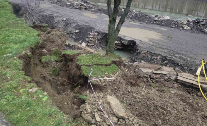 Çay yatağındaki heyelan istinat duvarını yıktı