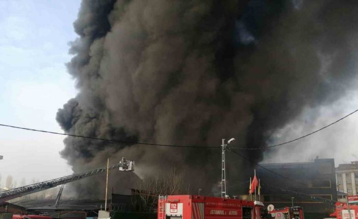 Çekmeköy’de lastik deposunda yangın çıktı