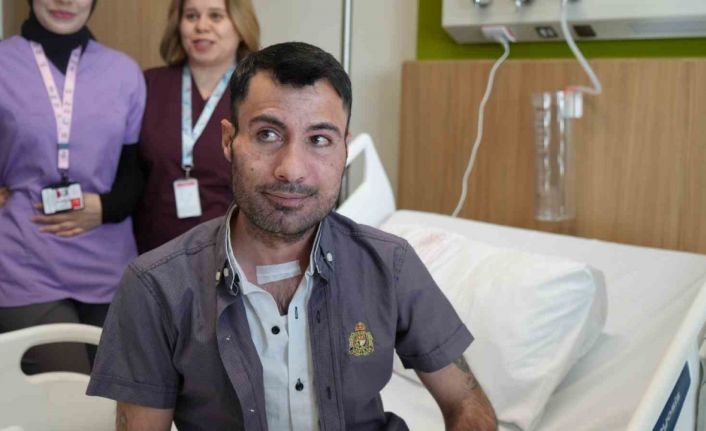 Çenesindeki dev tümörden kurtuldu, bacağından alınan kemikle yeni yüzüne kavuştu
