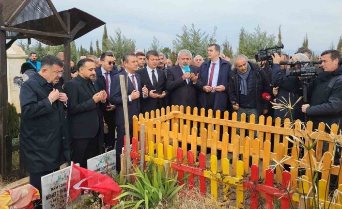 CHP Genel Başkanı Özel, Adıyaman’da deprem şehitliğine karanfil bıraktı