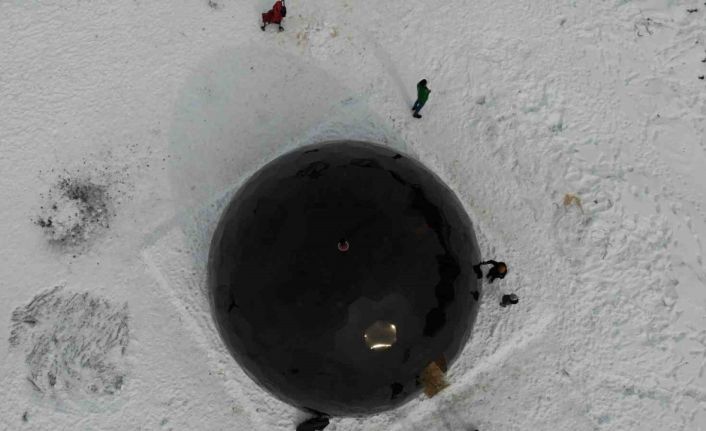 Çıldır Gölü’nde kar kürede çay keyfi