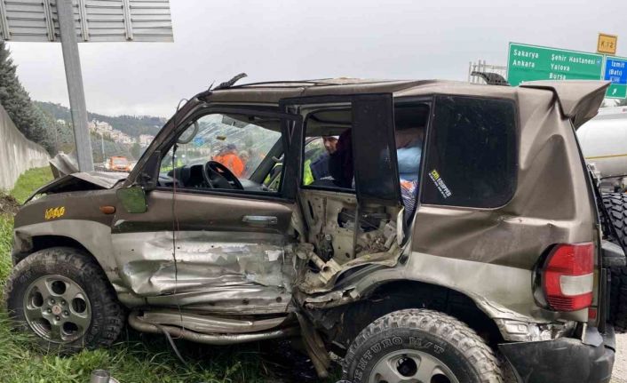 Cip bariyere çarparak duvara tosladı: 2 yaralı