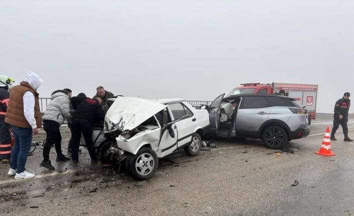 Cip ile çarpışan Fiat Tofaş kağıt gibi ezildi: 1 ölü, 2 yaralı