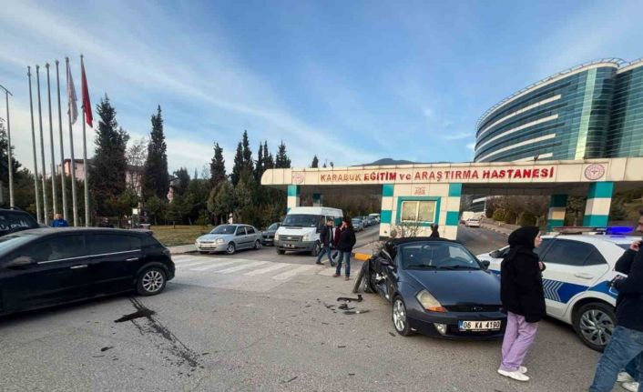 Ciple çarpışan otomobildeki 2 kişi yaralandı