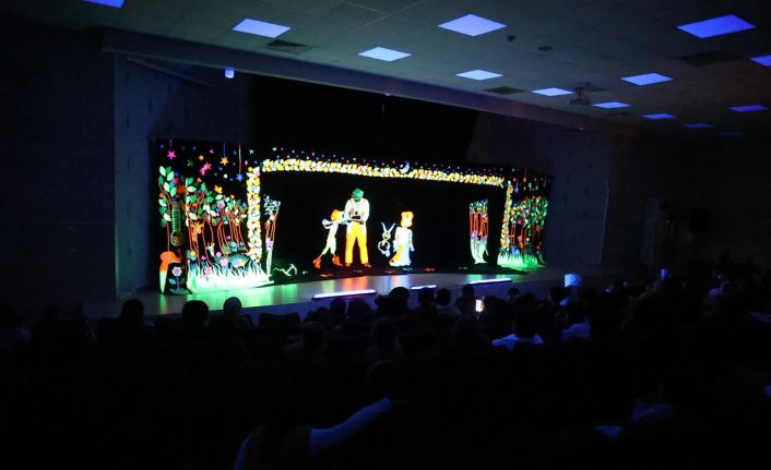 Çocukları eğlendiren tiyatro oyunu